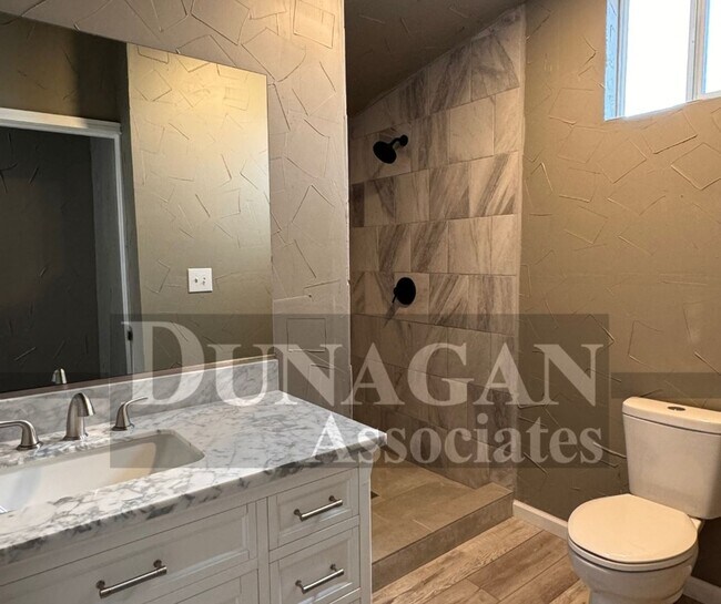 Foto del edificio - Remodeled!! 3 Bedroom 2 Bath with large parking area/covered parking .