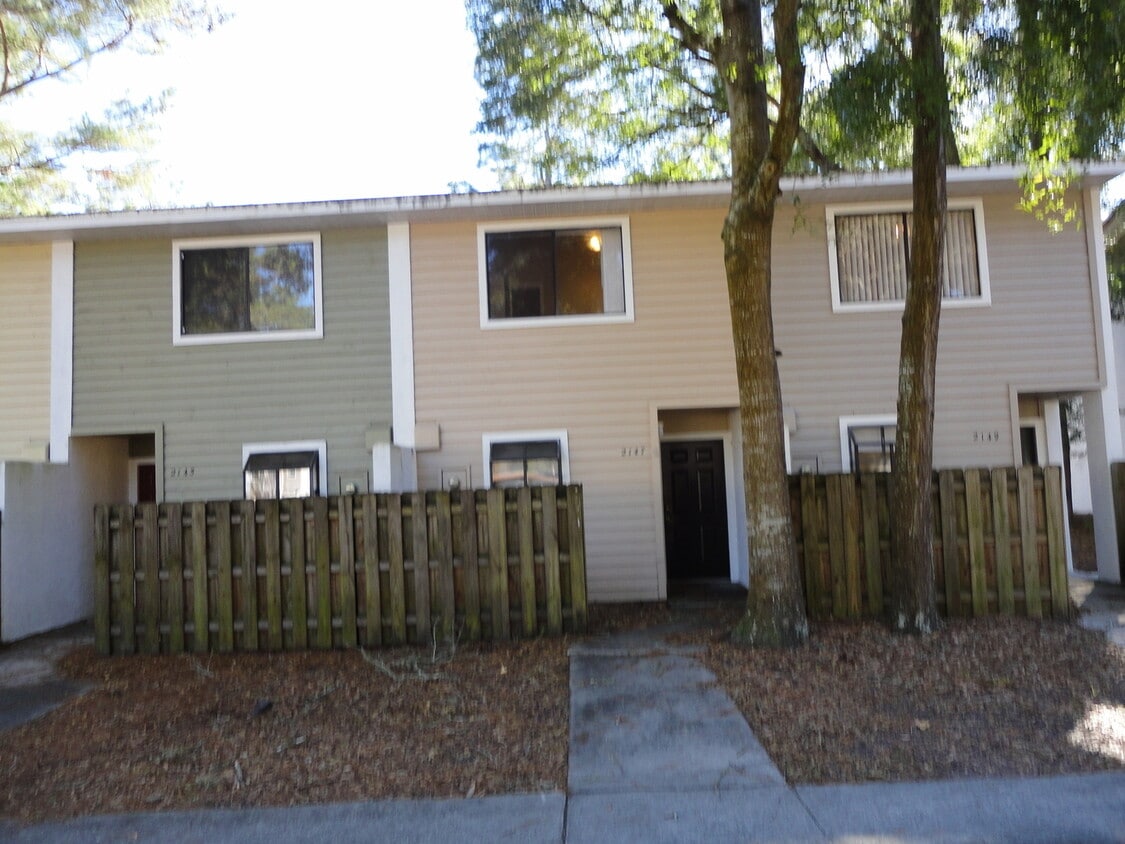 Nice 2 bedroom/ 1 1/2 bath town-home in Mill Run - Nice 2 bedroom/ 1 1/2 bath town-home in Mill Run