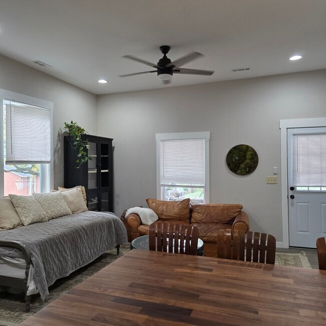 Foto del edificio - Remodeled 2 Bedroom, 1 Bath Home