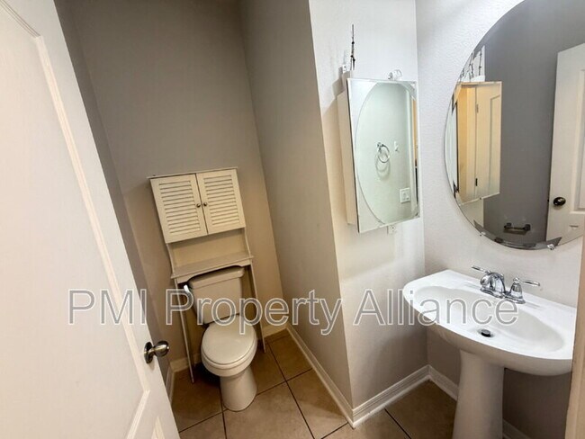 Building Photo - 12875 Emersondale Ave
