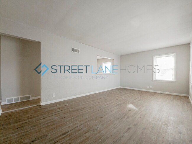 Building Photo - NOW OFFERING $250 OFF THE FIRST FULL MONTH...