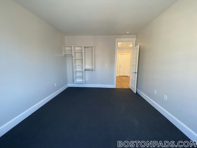 Building Photo - 829 Beacon St