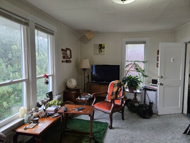 Sala de estar - 6518 25th Ave NW