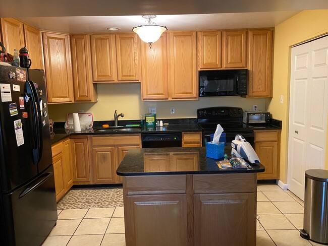 Kitchen - 3437 Hewitt Ave
