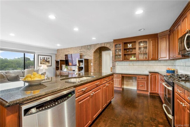 Building Photo - 24 Ray Pl