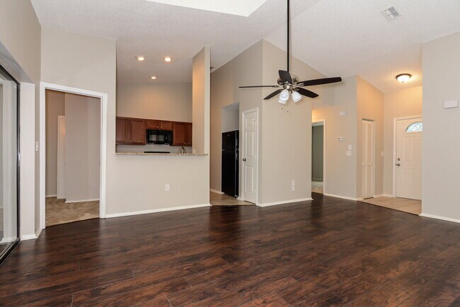 Foto del edificio - 10935 Livingston Dr