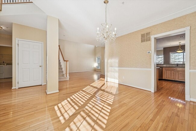 Building Photo - Avaible now, 3B/2.5B Townhome in Whiteland Woods!