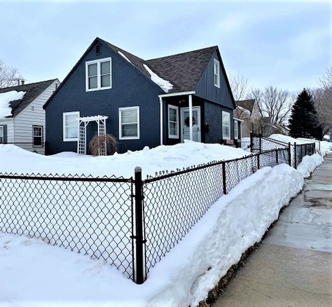 Foto del edificio - Nice! Spacious! 3 Bedroom Gem-Central Location