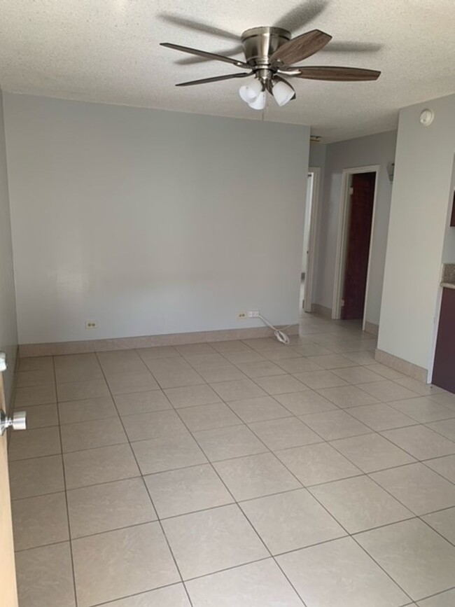 Building Photo - Recently Renovated 2 Bedroom, 1 bath unit ...