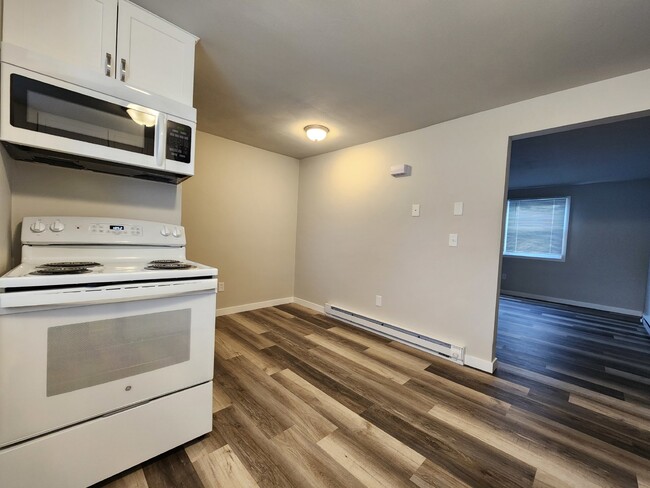 Building Photo - FREE RENT - 1 month free Updated Upper Lev...