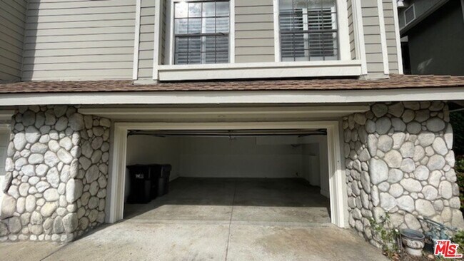 Building Photo - 923 Lotus Cir