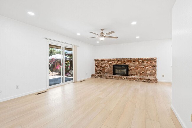 Building Photo - Lovely Hallmark Home in Clovis Unified Sch...