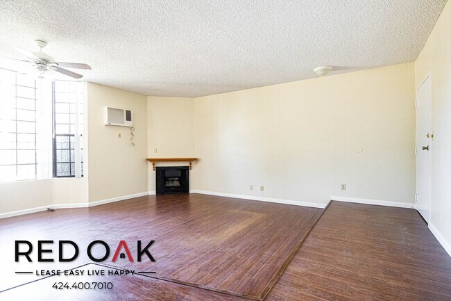 Building Photo - Gorgeous Completely Remodeled Spacious Fro...