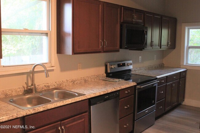 Foto del edificio - 6379 Delacy Rd