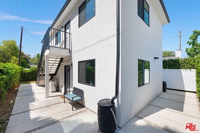 Foto del edificio - 6266 Etiwanda Ave