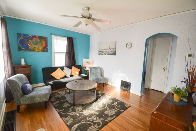 Foto del edificio - FURNISHED Charming 2-Bed 1-Bath Home For R...