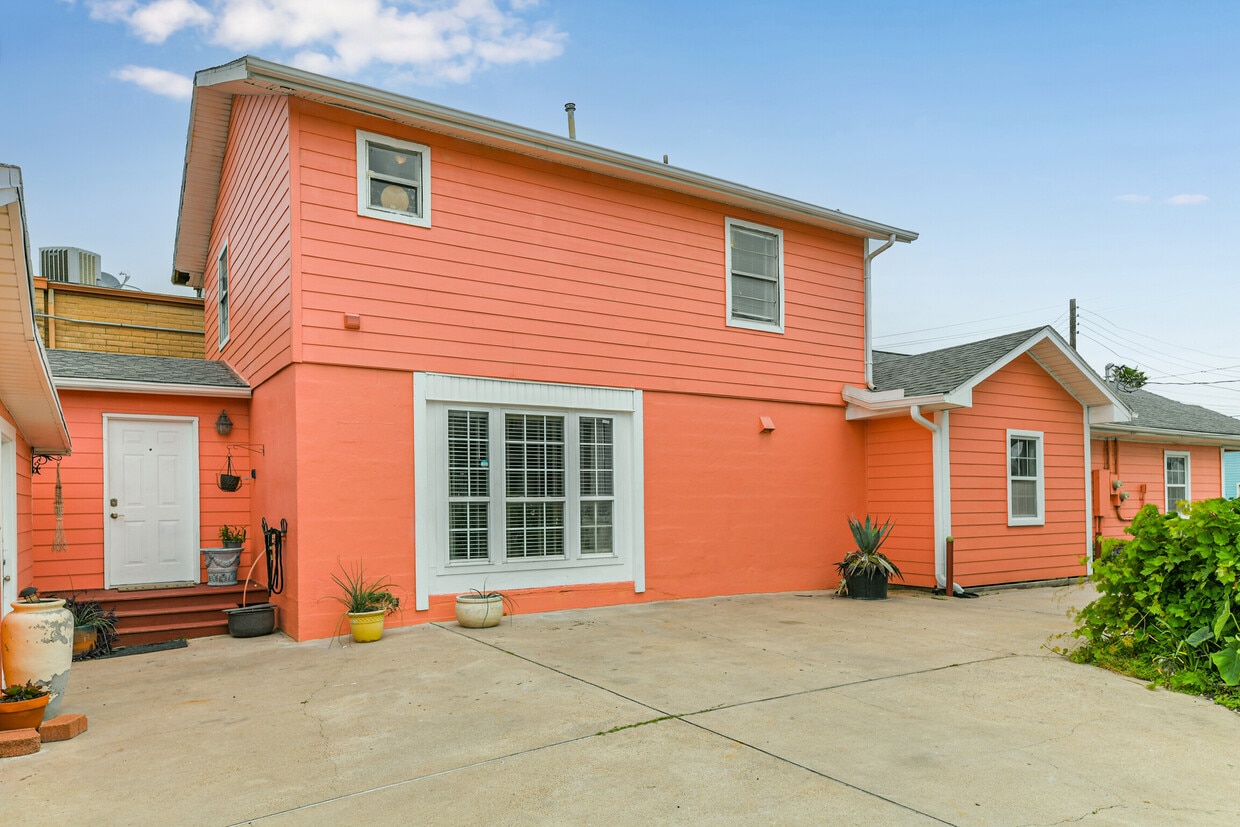 Back unit two story secluded location. - 6116 Avenue Q 1/2