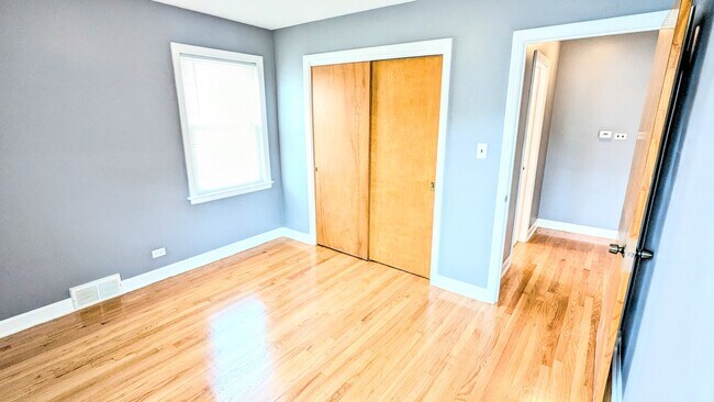 Foto del edificio - 2115 W Granville Ave