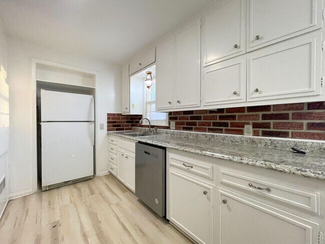 Building Photo - 1019 College Ln