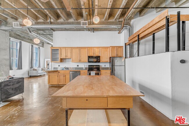 Foto del edificio - 312 W 5th St