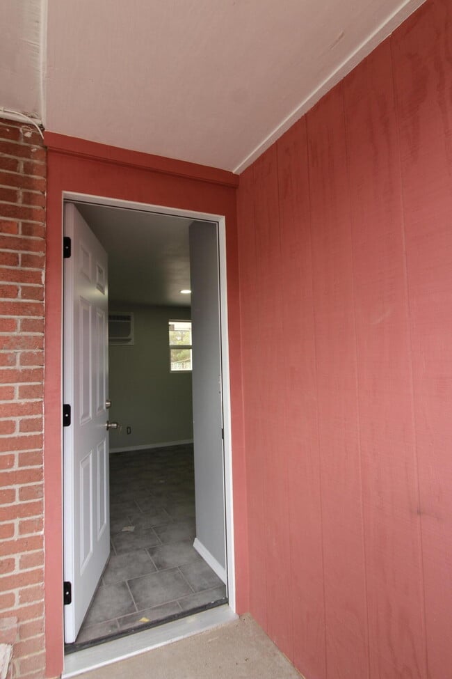 Building Photo - 614 Marr St