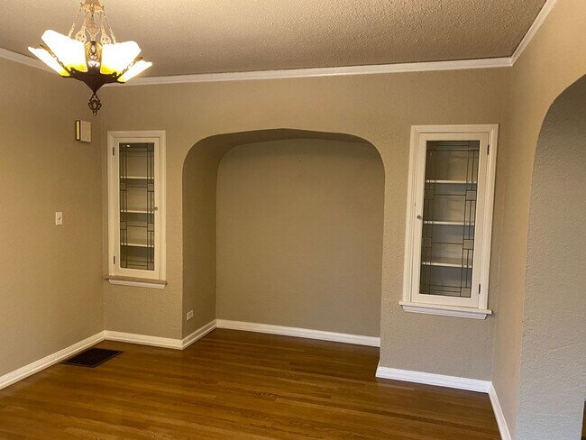 Foto del edificio - Amazing Irvington Charm - 3 bedroom Duplex...