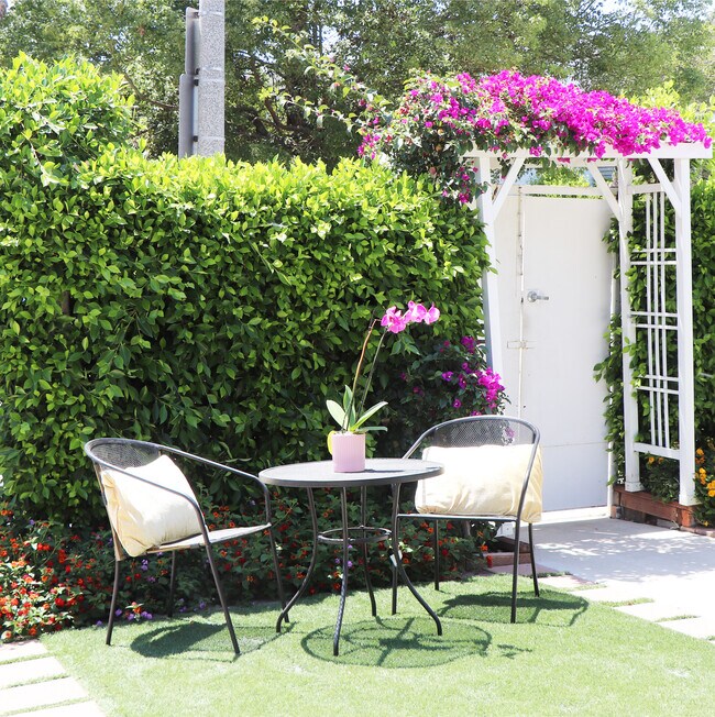 Private outside seating area - 1306 N June St