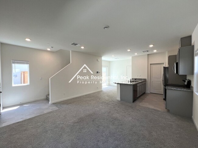 Building Photo - Updated 3bd/2ba Roseville Home!
