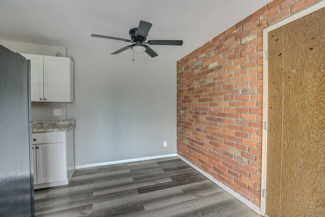 Building Photo - 1590 Glen Parker Ave
