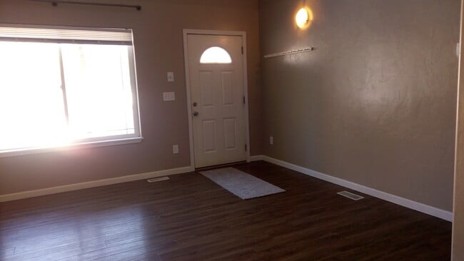 Building Photo - 320 E Victor Cir