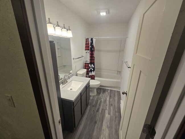 Building Photo - Townhome available NOW!