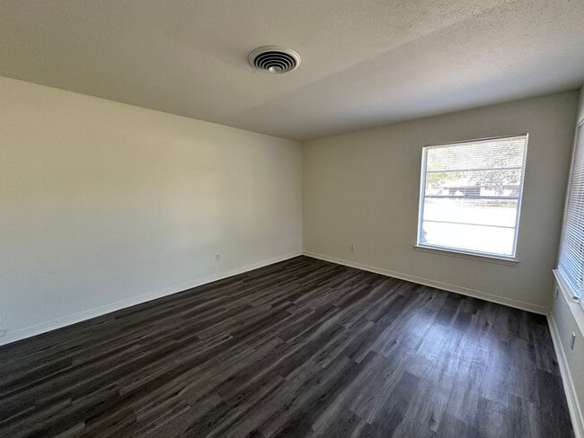 Building Photo - Conveniently located home in Greenville Texas!
