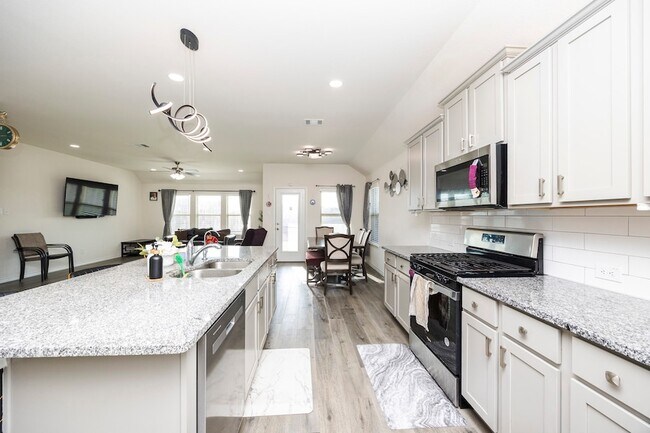 Foto del edificio - 3229 Trails End Rd