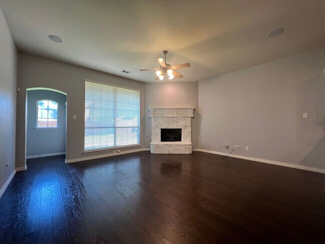 Building Photo - Lovely 4 bedroom 3 bath home!