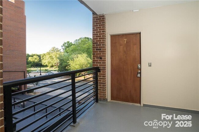 Foto del edificio - 224 N Poplar St