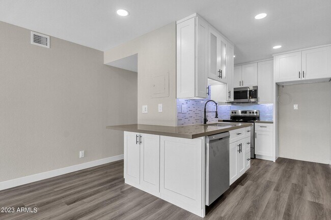 Foto del edificio - 7625 E Camelback Rd