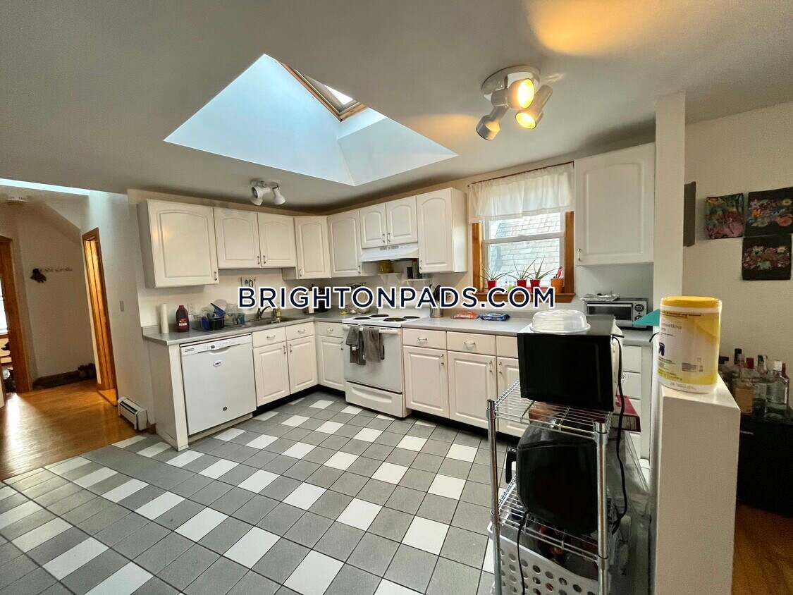 Primary Photo - 66 Brooks St