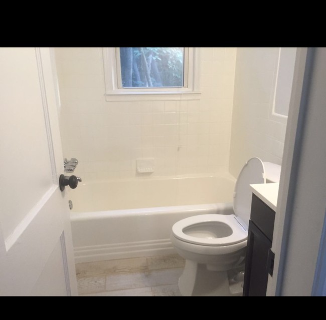 Foto del edificio - 4703 Ravenswood Rd