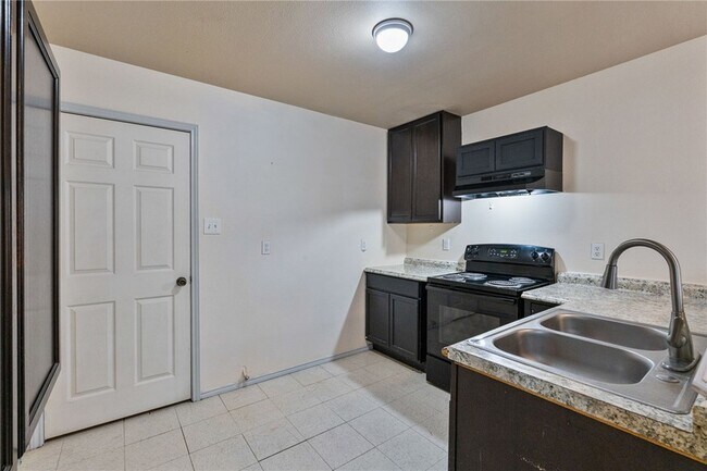 Foto del edificio - 3630 Stinson St