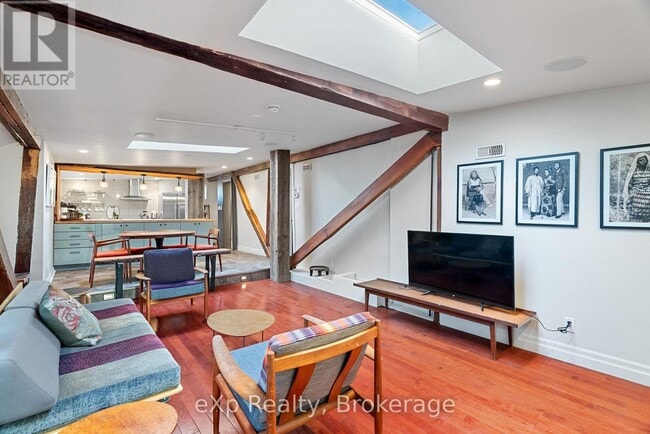 Building Photo - 94 Wellington St