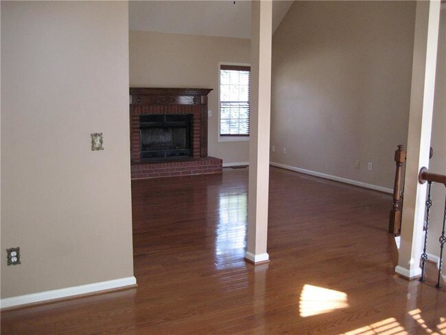 Building Photo - 2110 Clayburn Dr