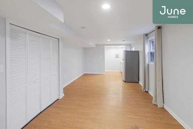 Foto del edificio - ROOM ONLY in 4-bed/2.5-bath Home