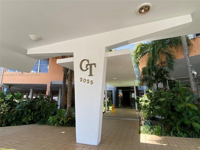 Foto del edificio - 2025 NE 164th St