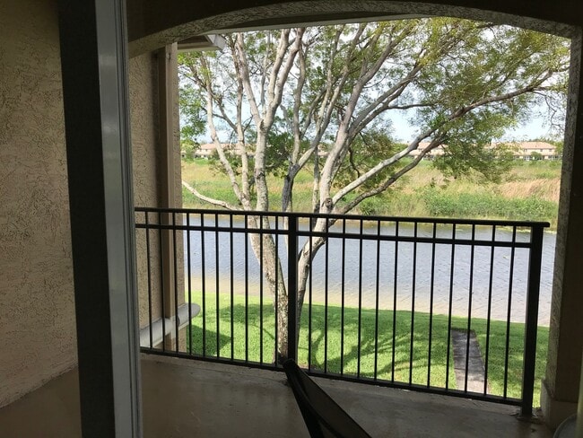 Building Photo - Pretty, remodeled 2/2 in gated community