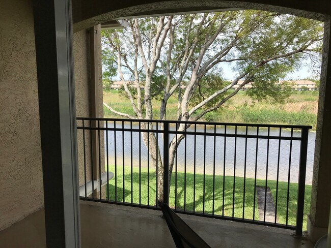 Foto del edificio - Pretty, remodeled 2/2 in gated community