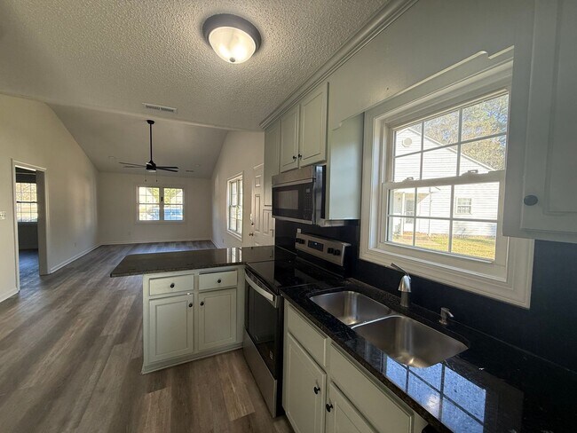 Foto del edificio - 3508 Pear Tree Ct NW