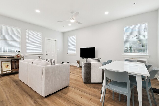 Foto del edificio - Elegant 3 Bedroom, 2.5 Bath Apartment