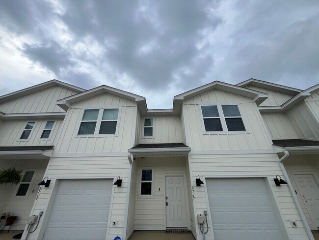 Foto del edificio - New Townhome near UWF and Nine Mile RD
