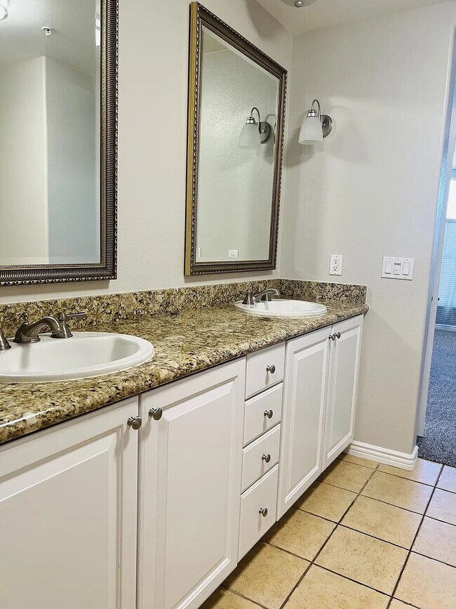Foto del edificio - "Experience Elevated Living: Spacious 2-Bed, 3-Bath Oasis in La Quinta's Heart!"