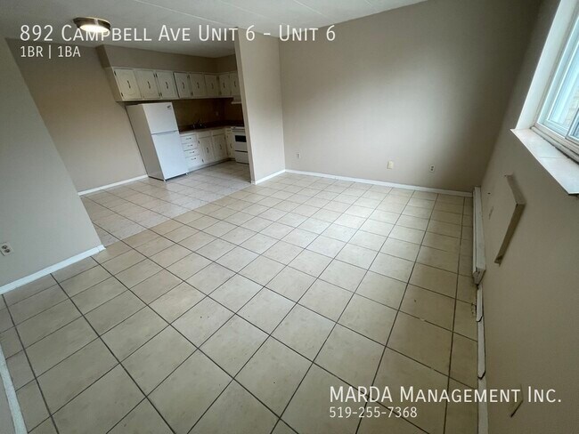Photo du bâtiment - SPACIOUS 1 BED/1BATH APT - COLLEGE & CAMPBELL + HYDRO! 1/2 MON FREE!!